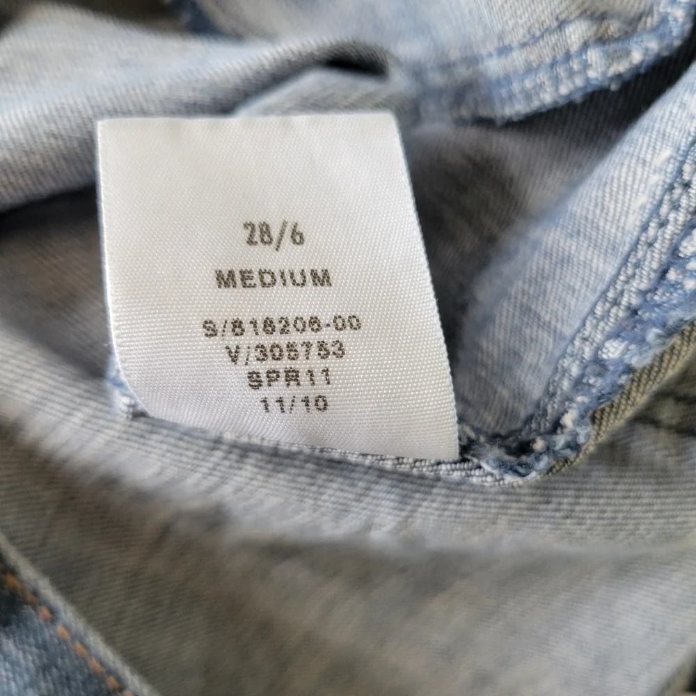 THE GAP // 1969 mid waist 5 pocket zippered side slit raw hem denim jean shorts